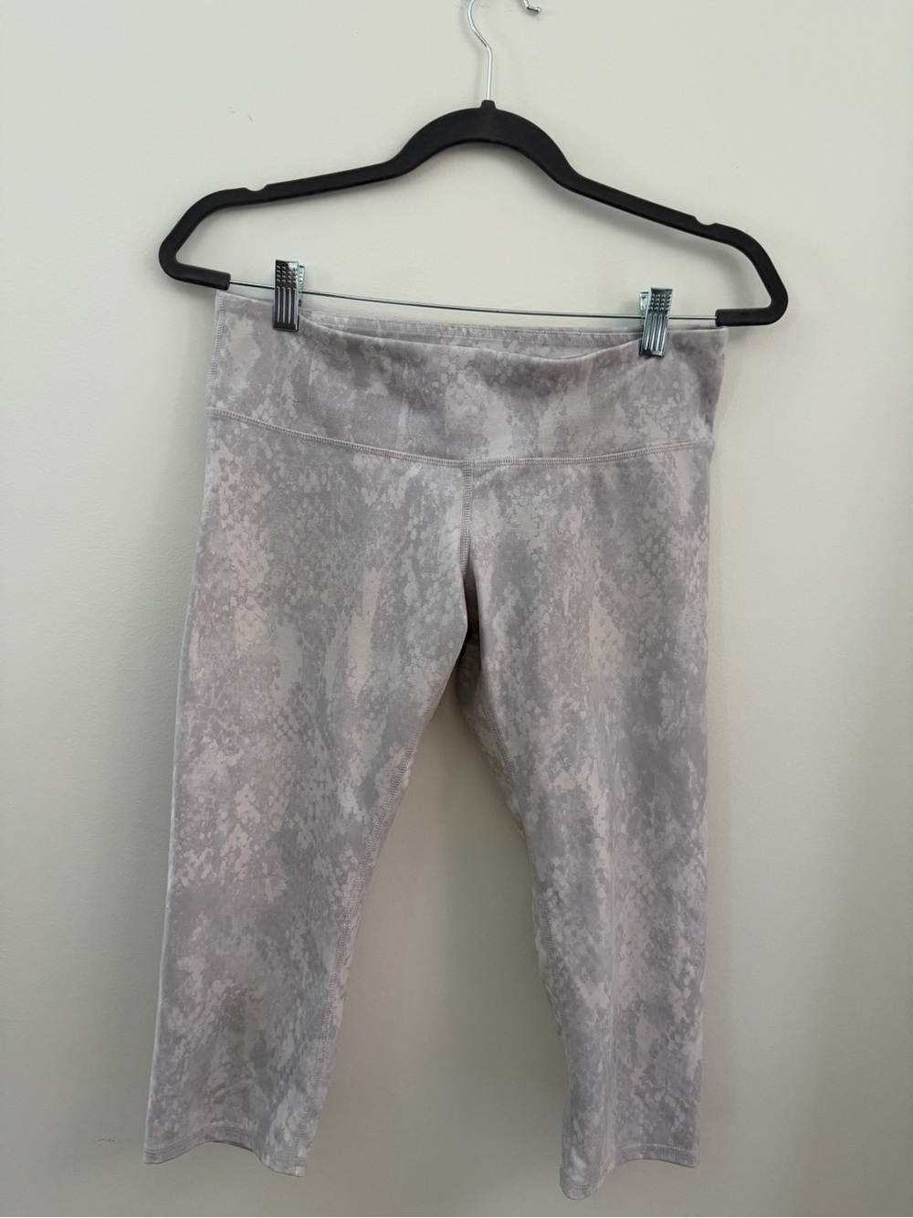 ALO Yoga Gray/White Capri Active Leggings Women’s Size M